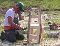 Un seggiola in legno scolpita con la motosega