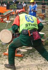 Un concorrente boscaiolo in azione