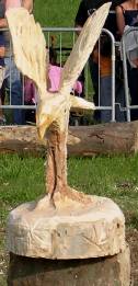 scultura di un aquila in legno