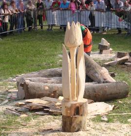 Scultura di tulipano nel legno